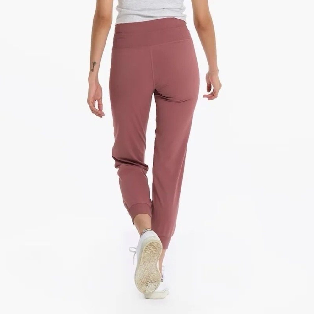 $98 Vuori Daily Leggings Size M In Rosewood - Picture 2 of 11